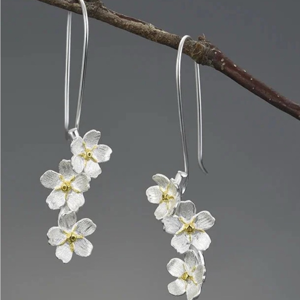 Elegant Gold Floral Earrings - Picture 2 of 5